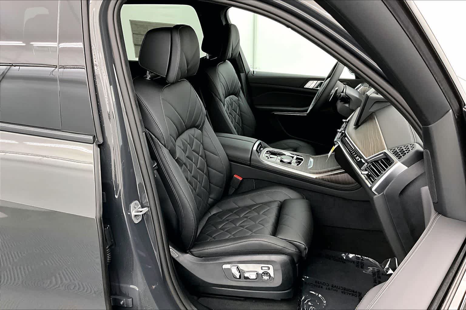 Thumbnail: 2026 BMW X7 - 14