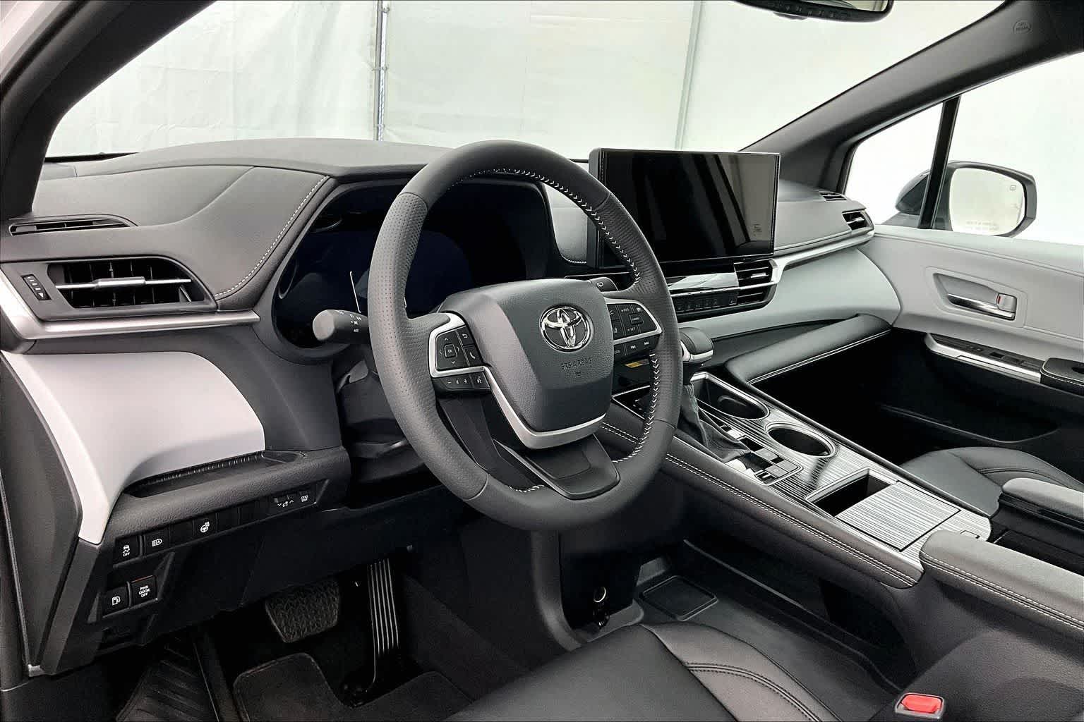 Thumbnail: 2025 Toyota Sienna - 2