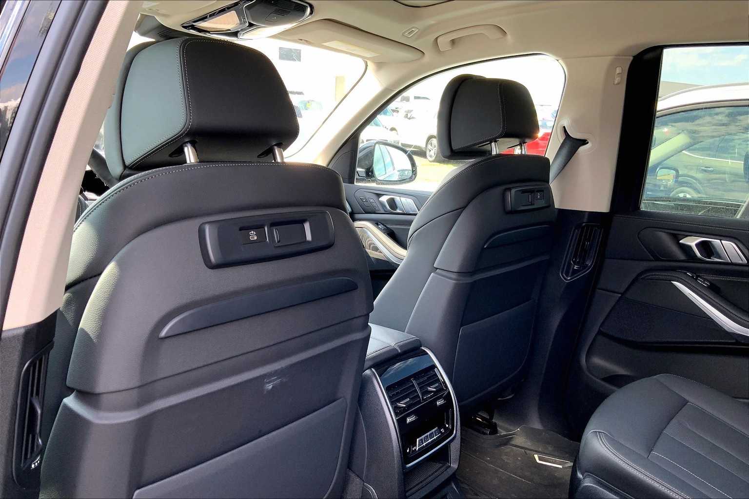 Thumbnail: 2022 BMW X7 - 12