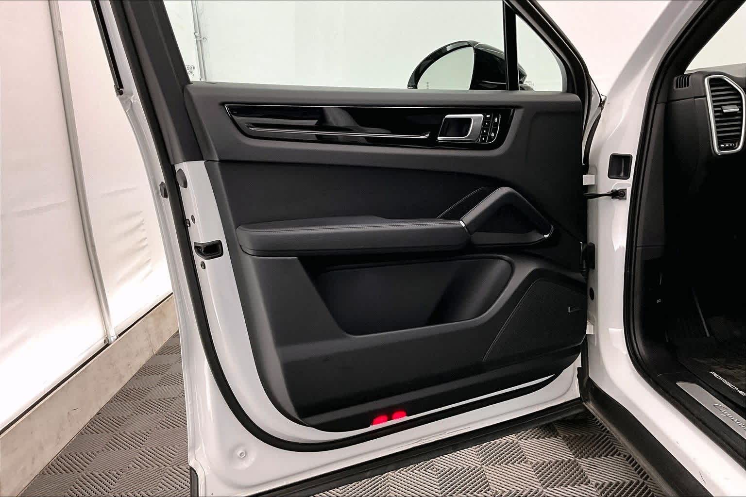 Thumbnail: 2021 Porsche Cayenne - 27