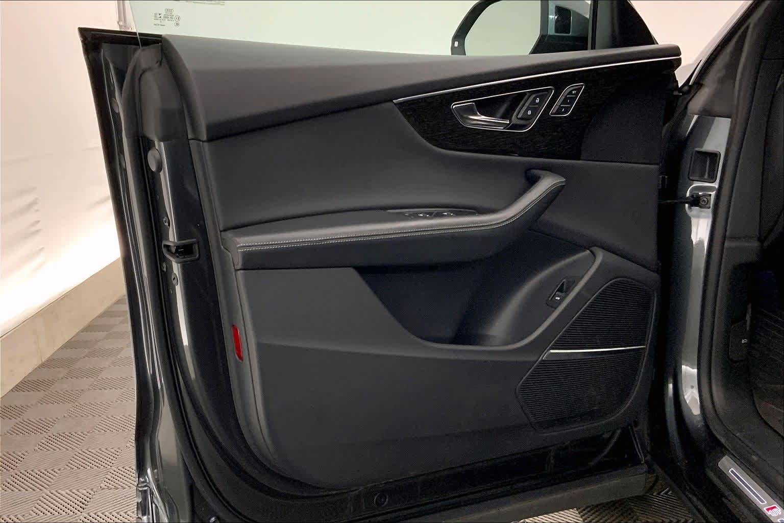 Thumbnail: 2022 Audi Q8 - 27