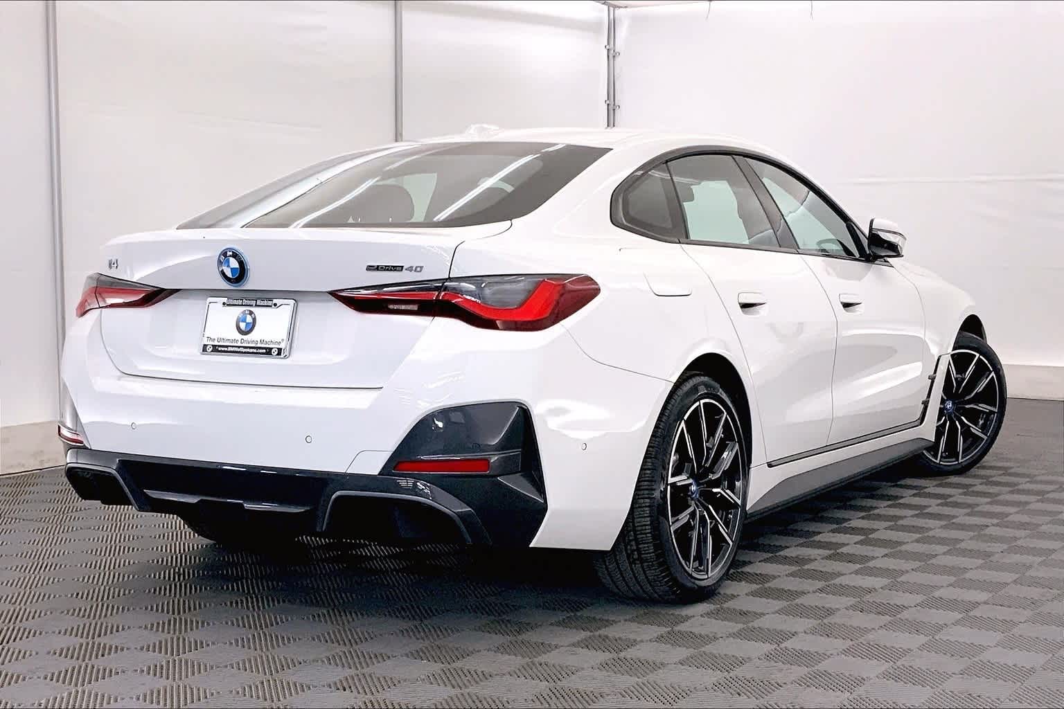 Thumbnail: 2022 BMW i4 - 22