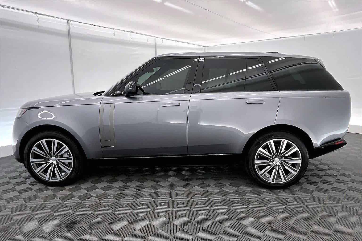 Thumbnail: 2023 Land Rover Range Rover - 3