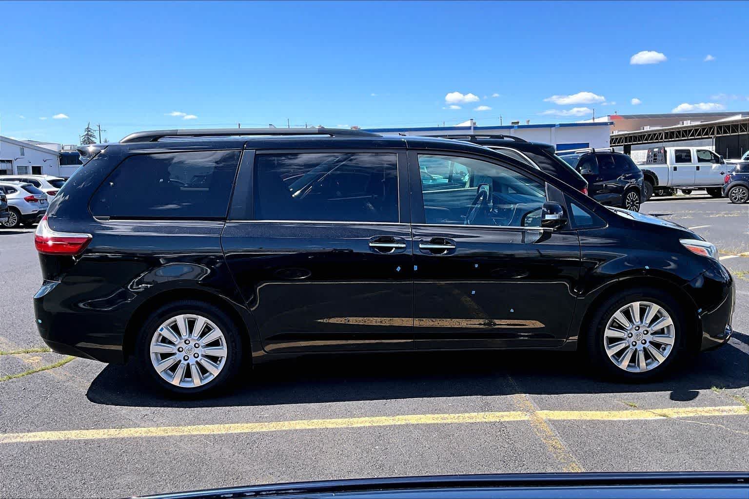 Thumbnail: 2015 Toyota Sienna - 9
