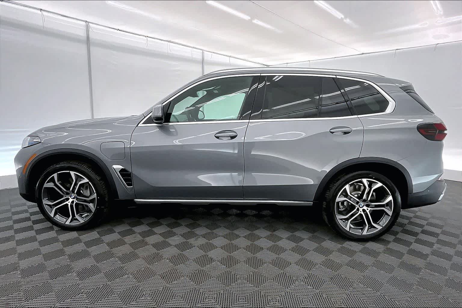 Thumbnail: 2026 BMW X5 - 3