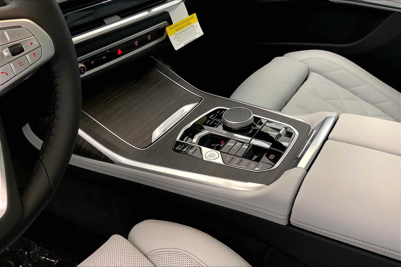 Thumbnail: 2026 BMW X7 - 17