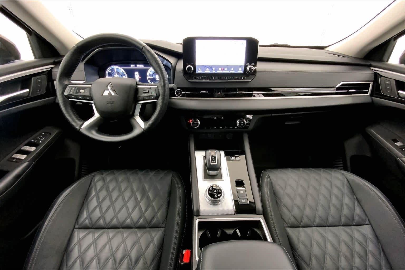 Thumbnail: 2023 Mitsubishi Outlander - 10