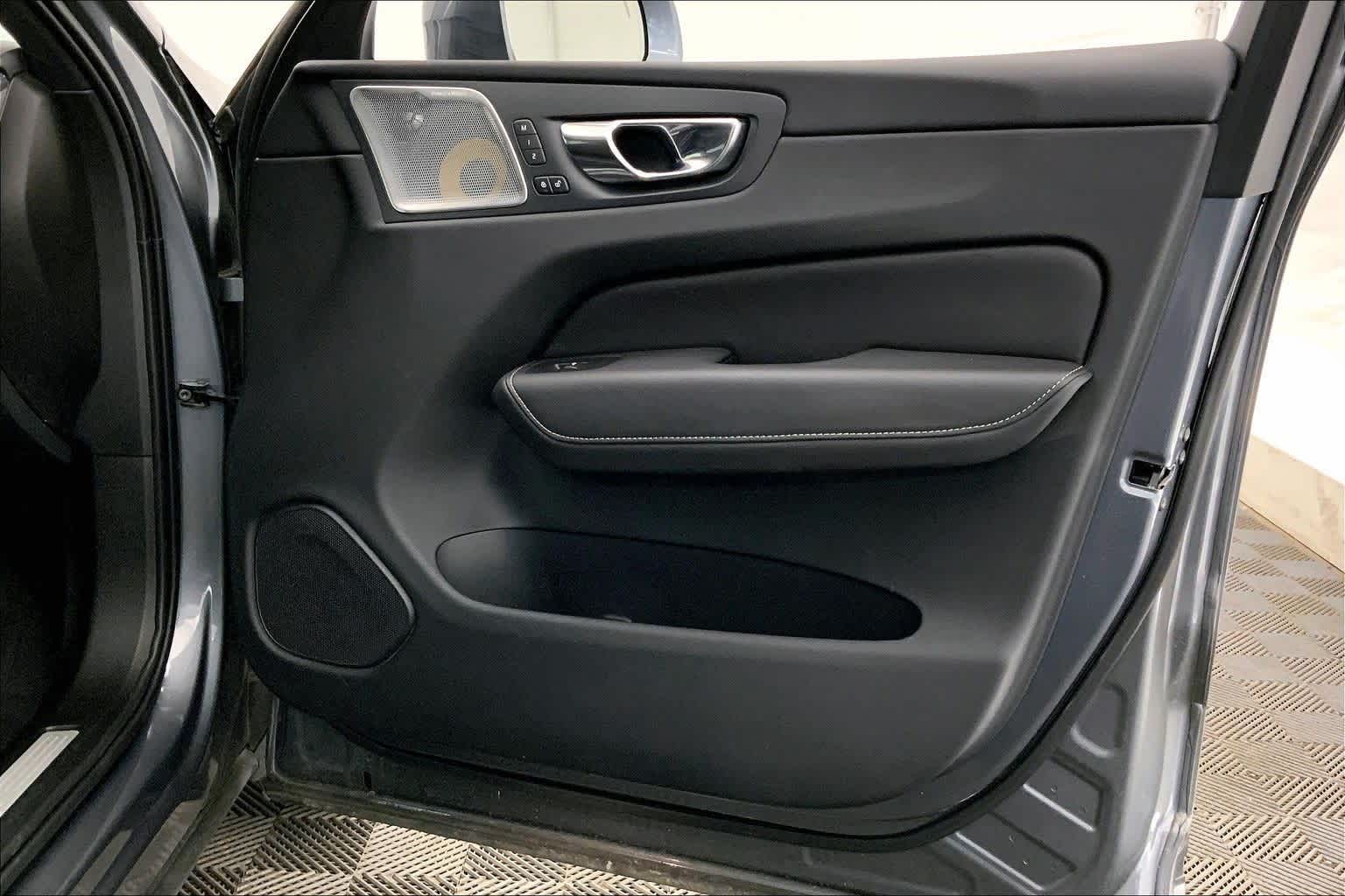 Thumbnail: 2020 Volvo XC60 - 28