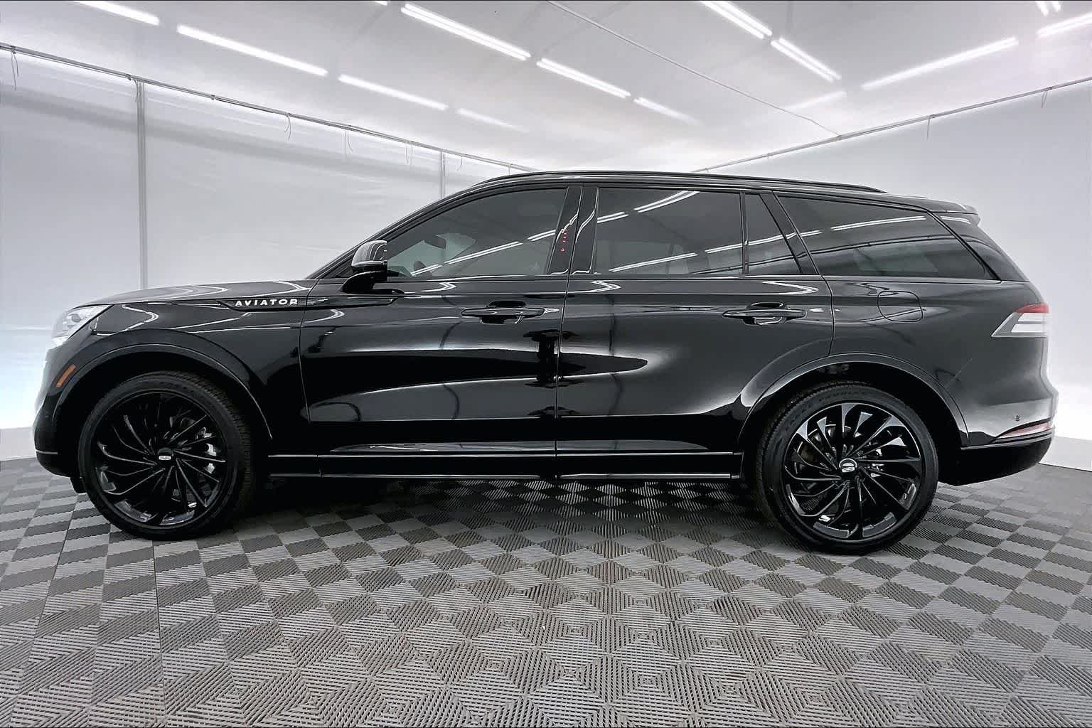 Thumbnail: 2023 Lincoln Aviator - 3