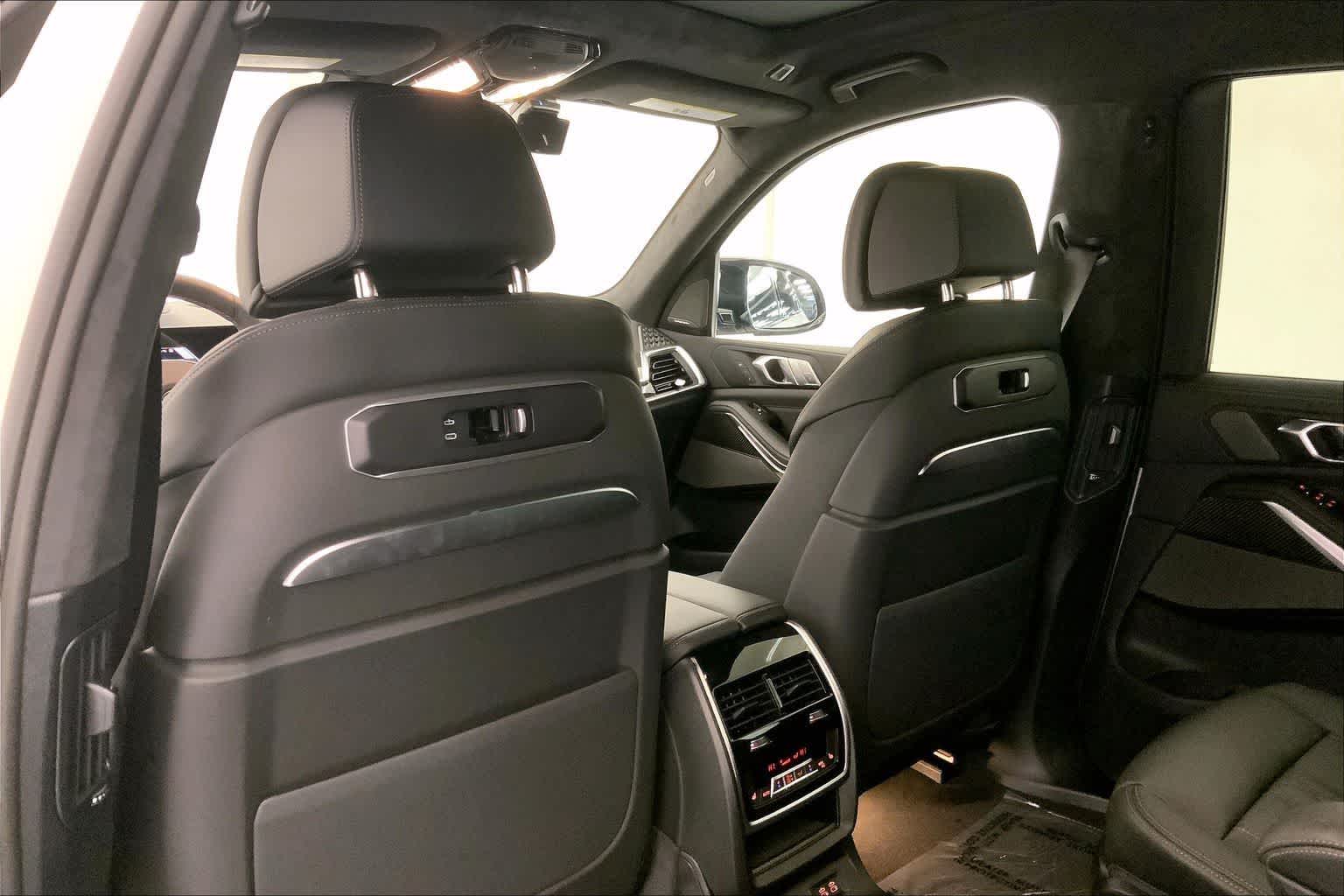 Thumbnail: 2026 BMW X7 - 12