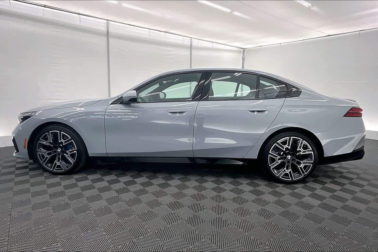 Thumbnail: 2026 BMW i5 - 3