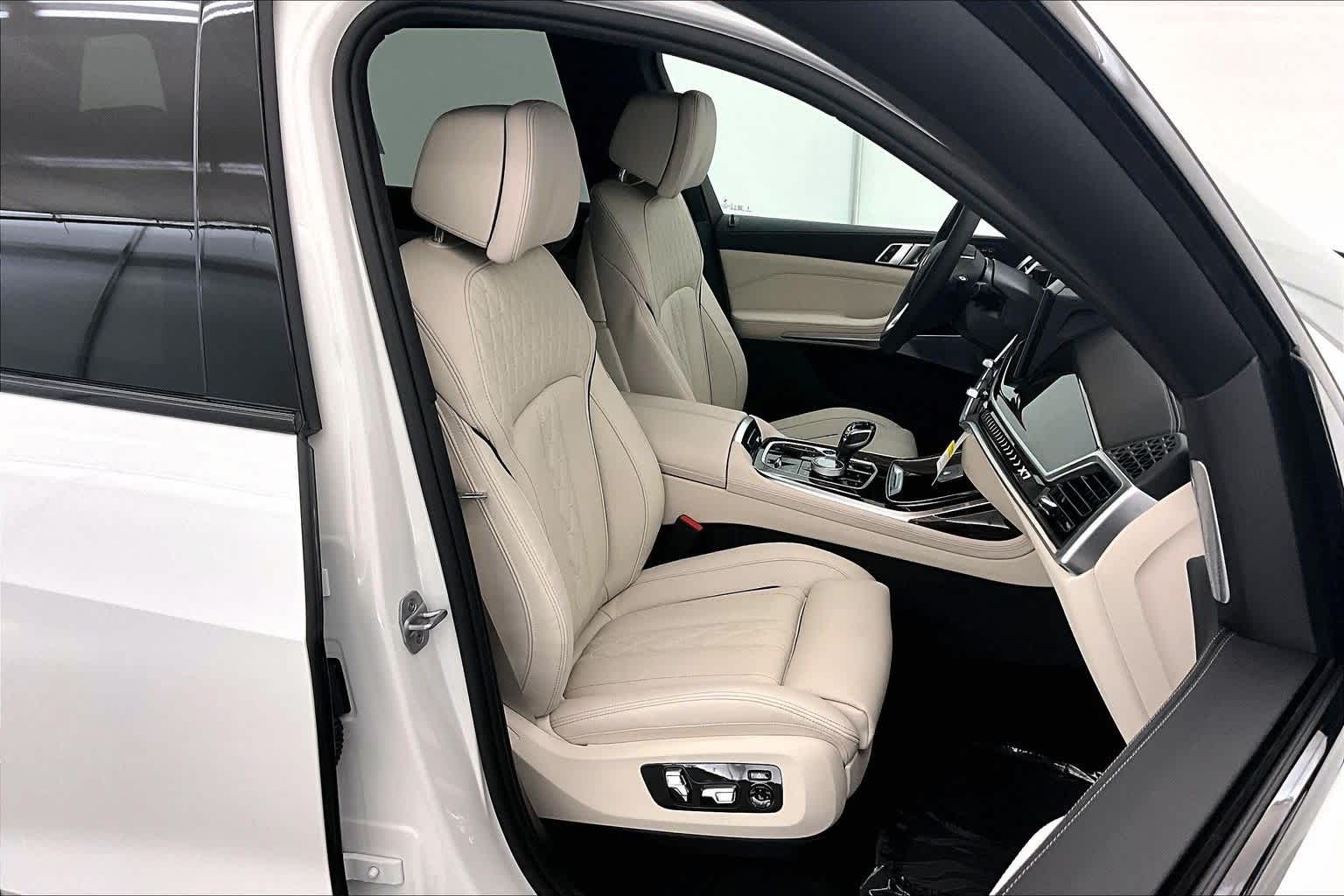 Thumbnail: 2026 BMW X7 - 14