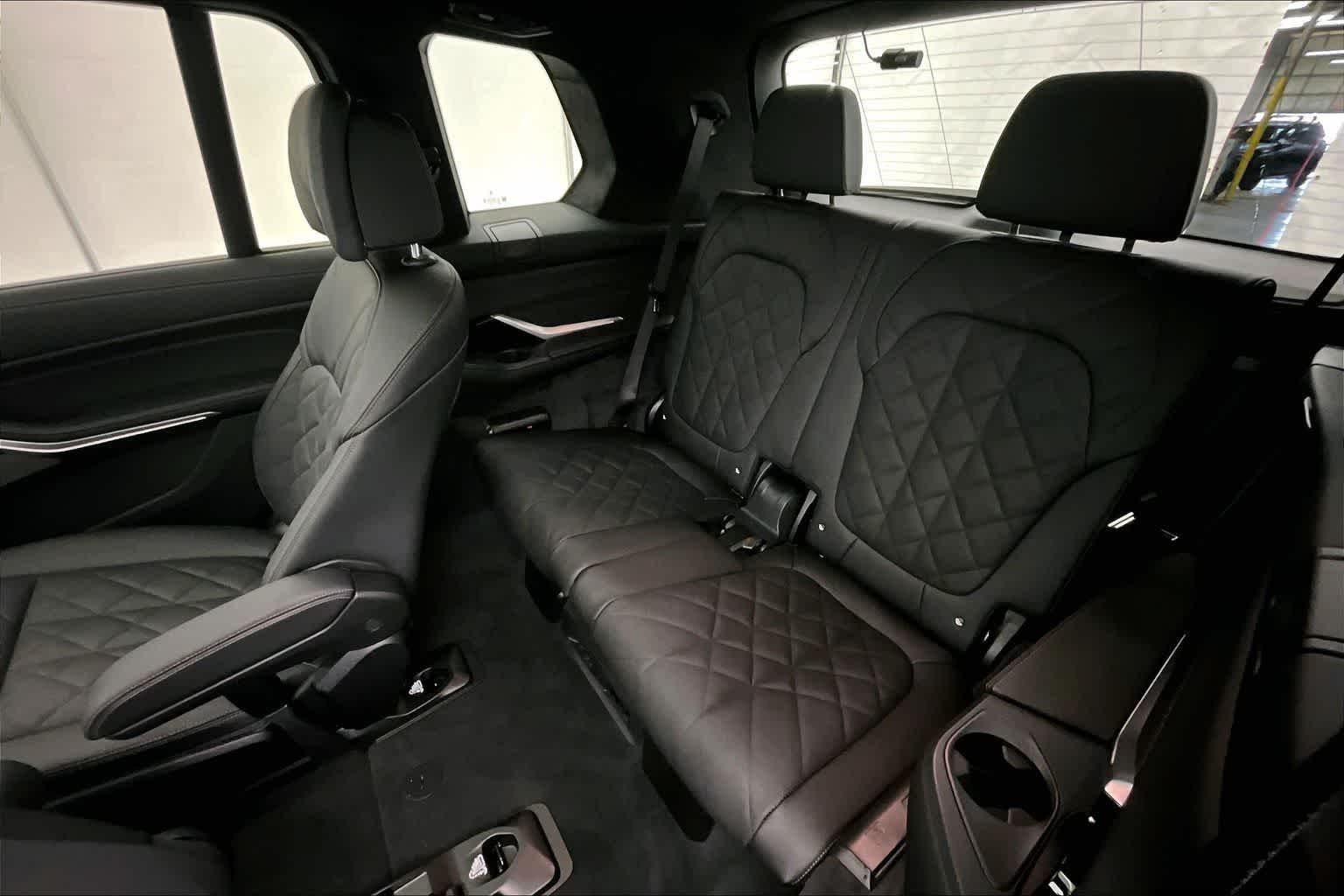 Thumbnail: 2026 BMW X7 - 13
