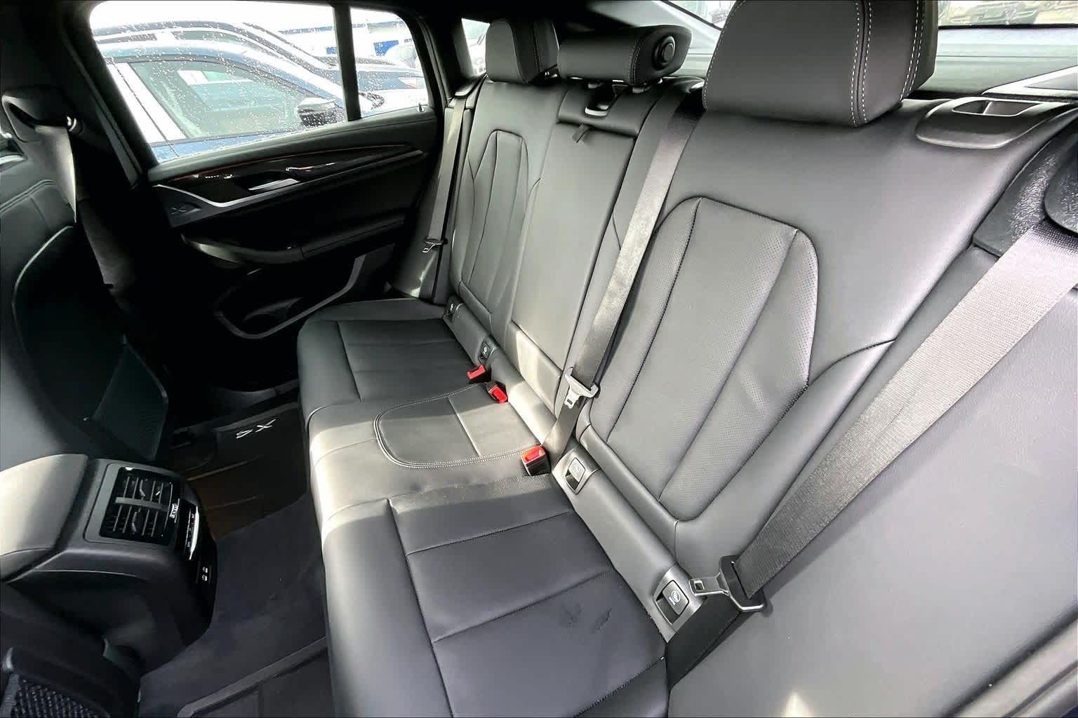 Thumbnail: 2025 BMW X4 - 13