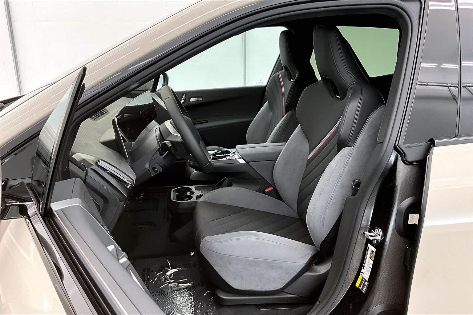 Thumbnail: 2026 BMW iX - 10