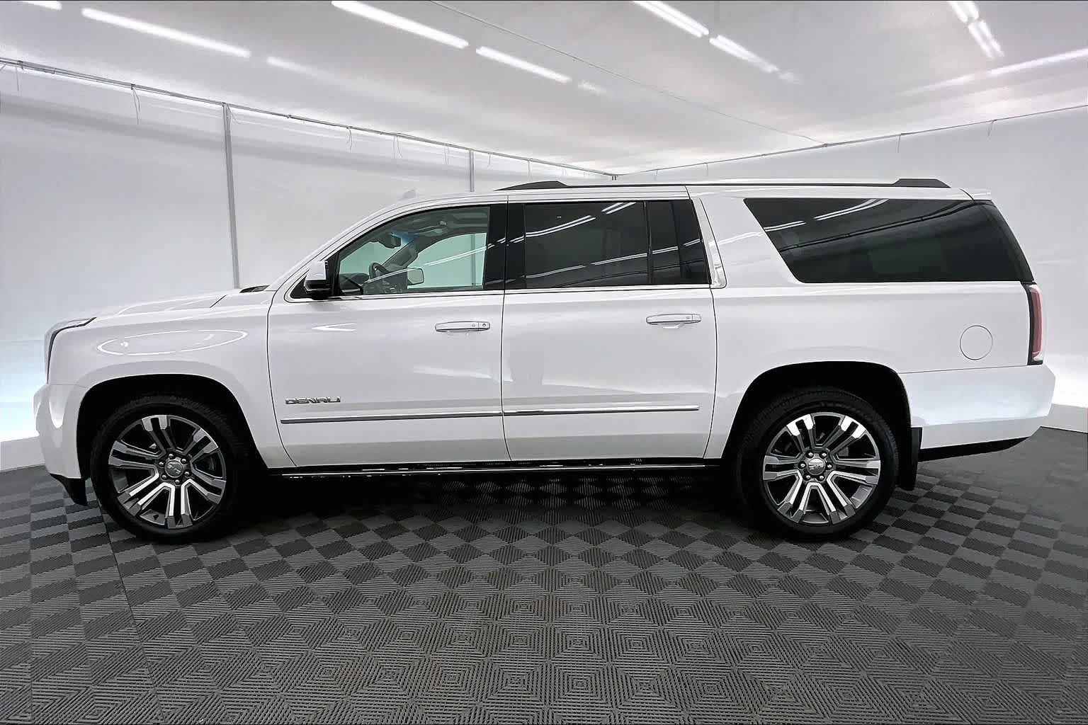 Thumbnail: 2019 GMC Yukon XL - 3