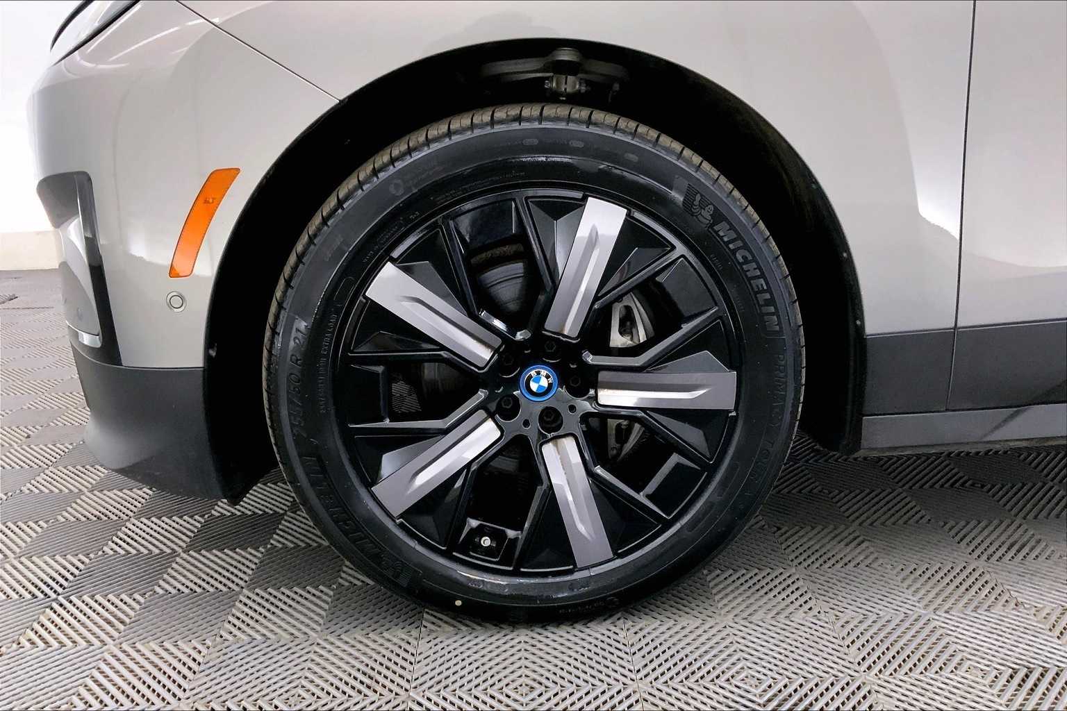 Thumbnail: 2023 BMW iX - 8