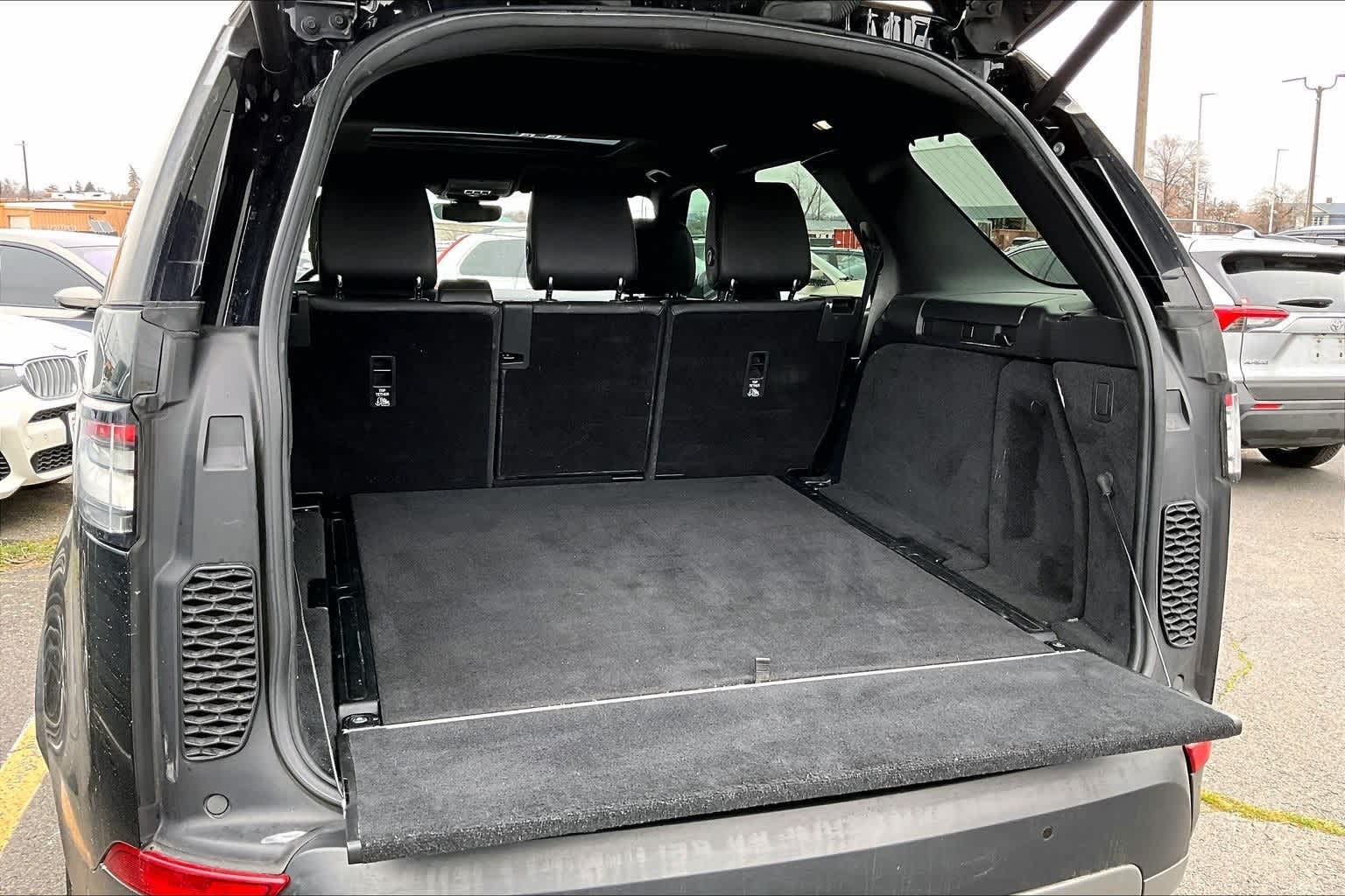 Thumbnail: 2019 Land Rover Discovery - 19