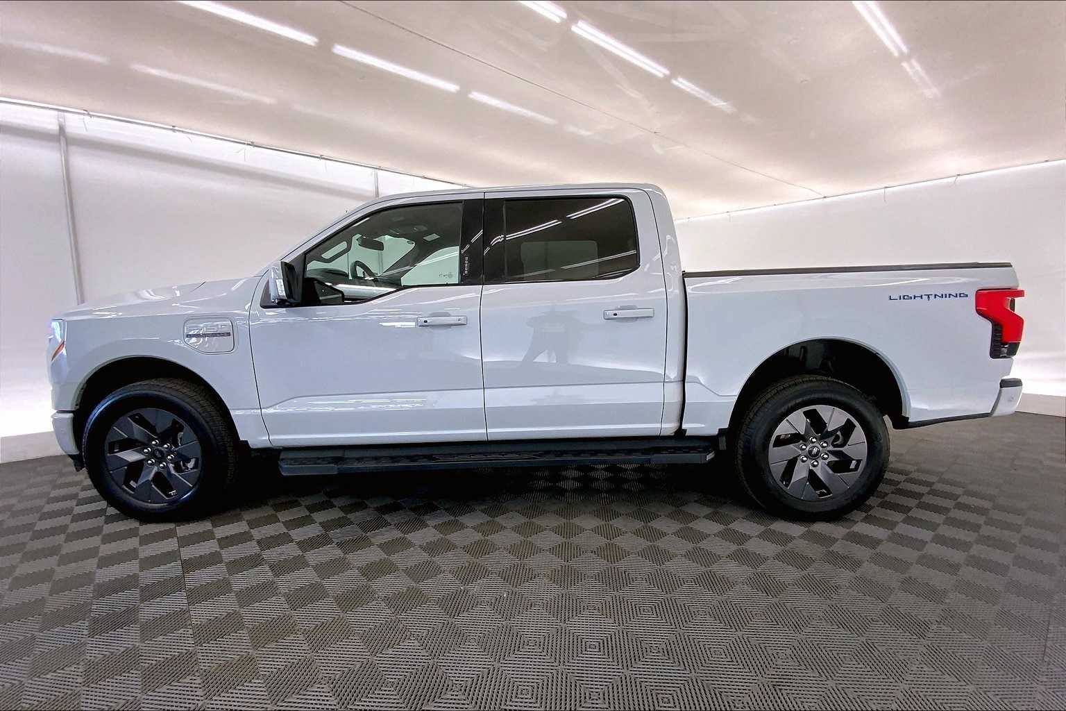 2023 Ford F-150 Lightning Lariat photo 3