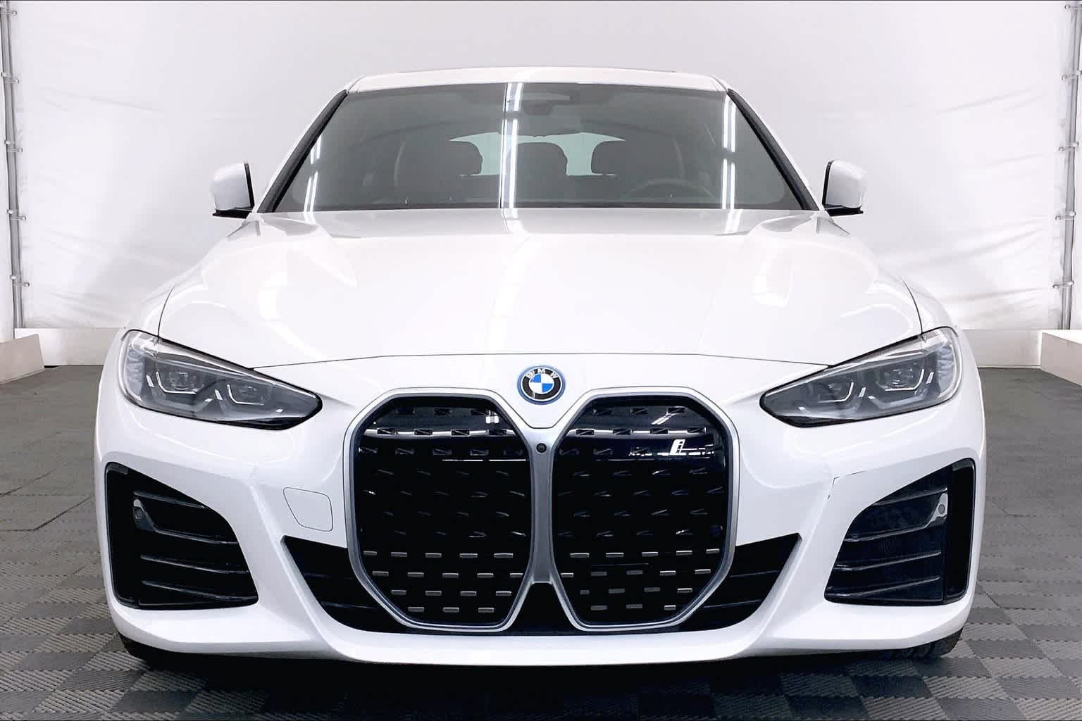Thumbnail: 2022 BMW i4 - 6