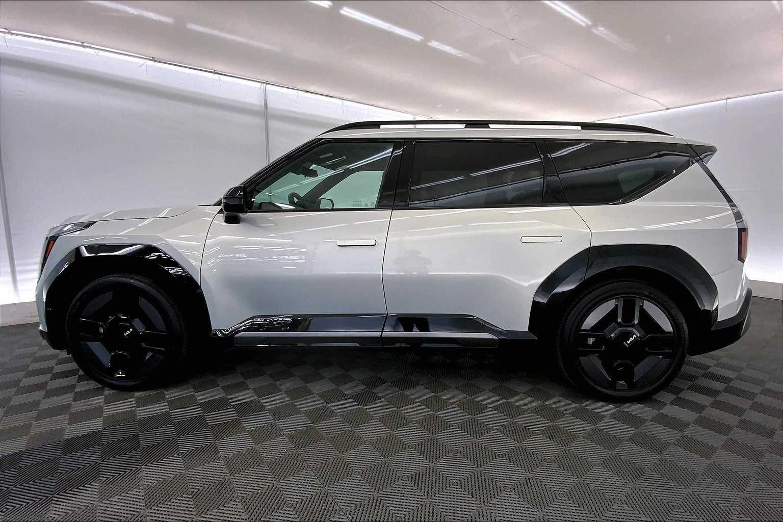 Thumbnail: 2024 Kia EV9 - 3