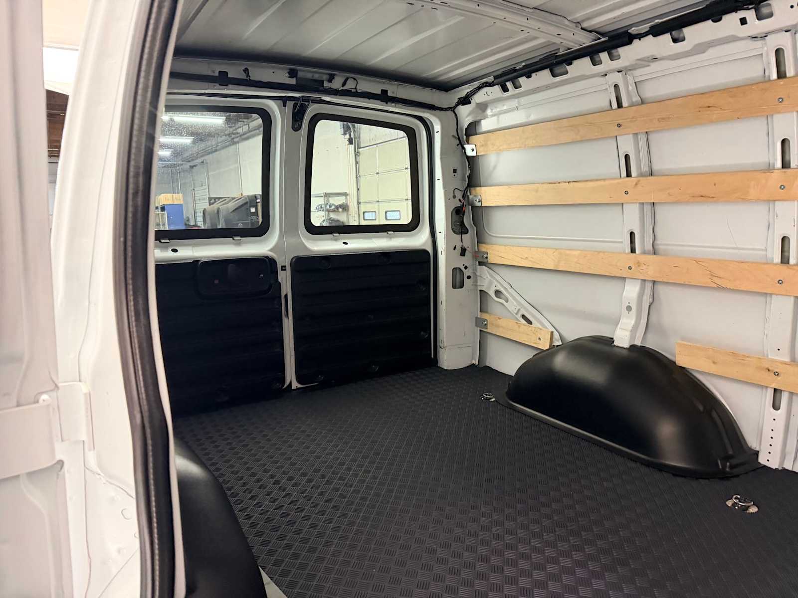 Thumbnail: 2024 GMC Savana - 17