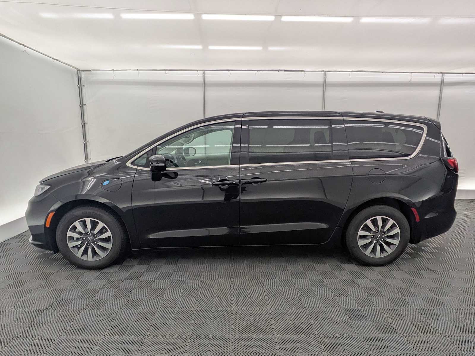 Thumbnail: 2024 Chrysler Pacifica - 3