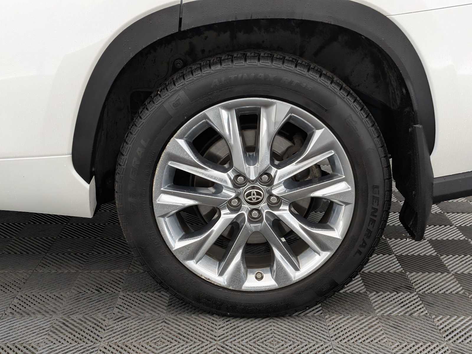 Thumbnail: 2021 Toyota Highlander - 14