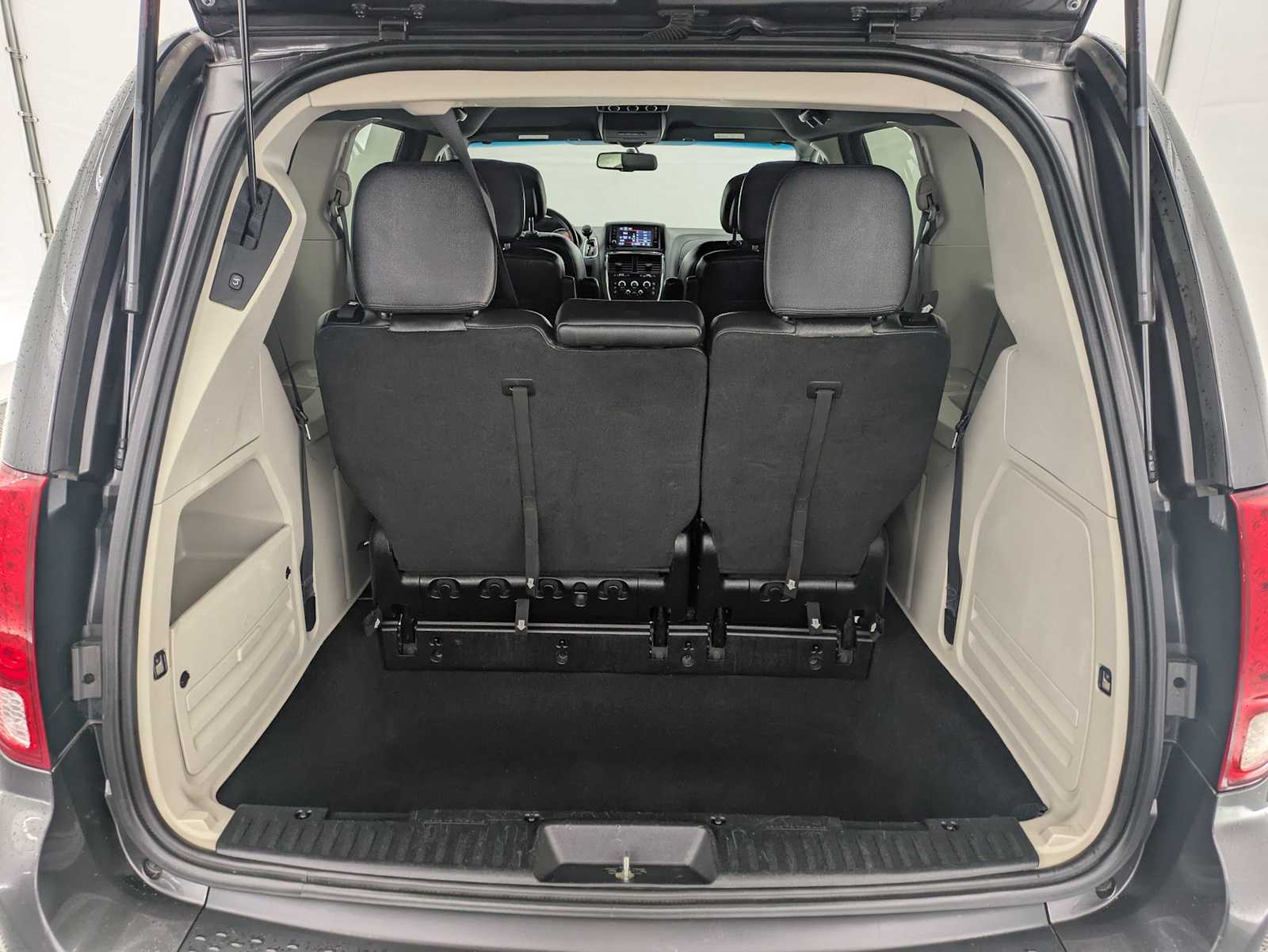 Thumbnail: 2017 Dodge Grand Caravan - 31