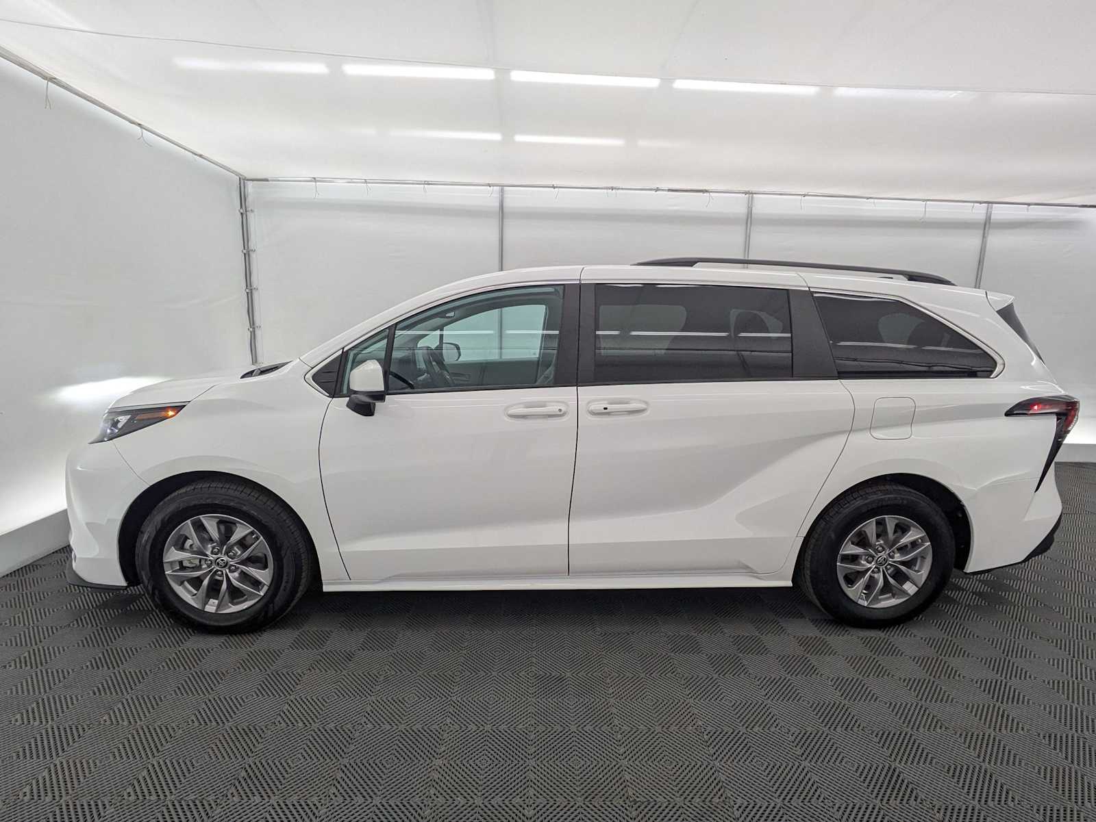 Thumbnail: 2024 Toyota Sienna - 3