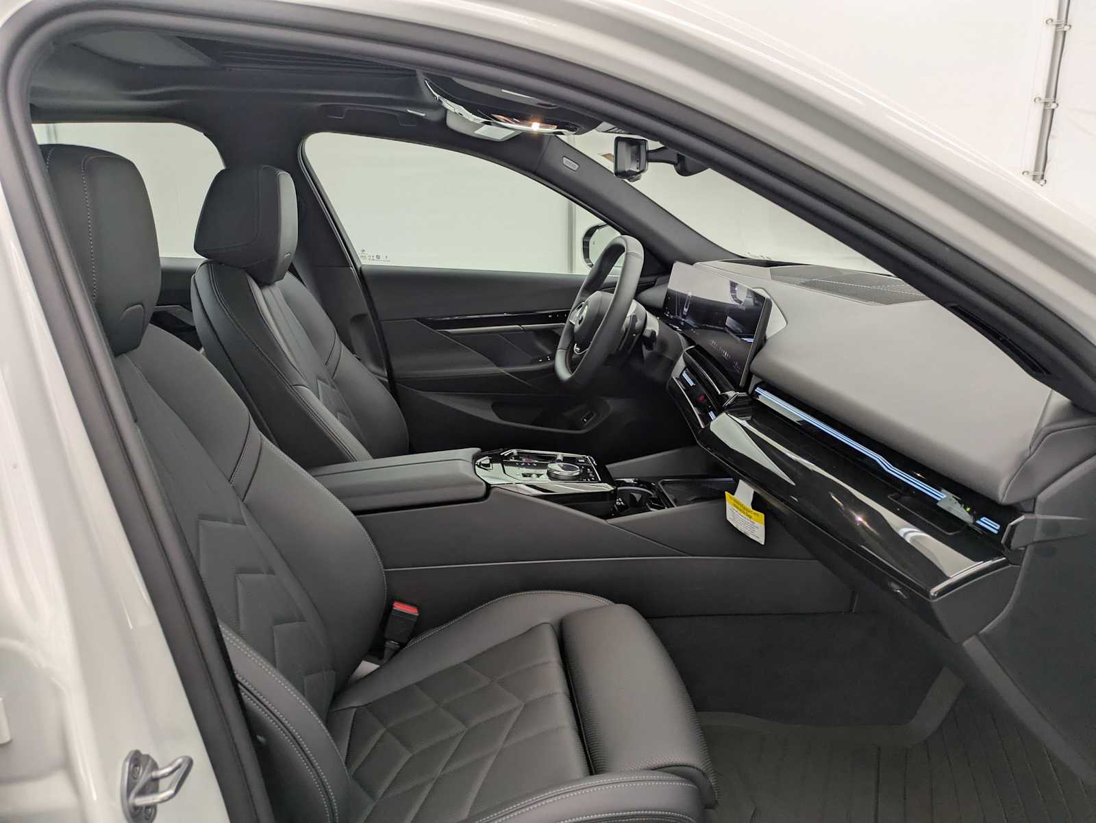 Thumbnail: 2025 BMW 5 Series - 23