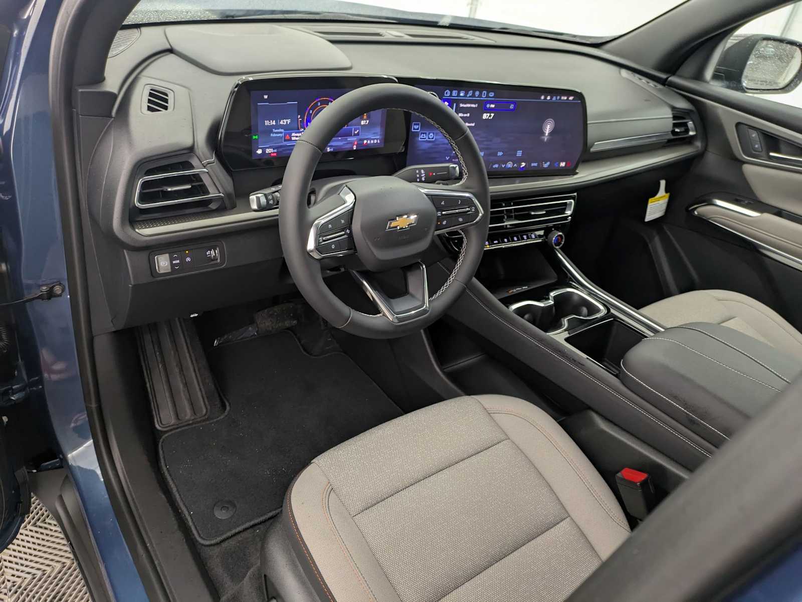 2025 Chevrolet Traverse LT 2