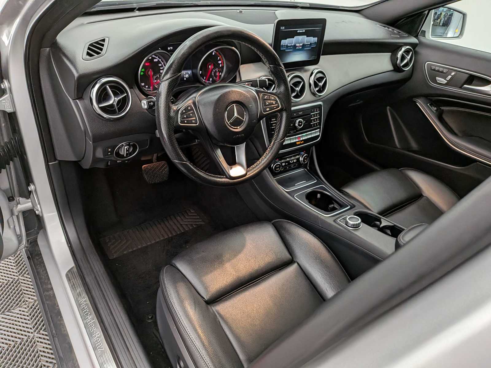 2018 Mercedes Benz GLA 250 4MATIC photo 2