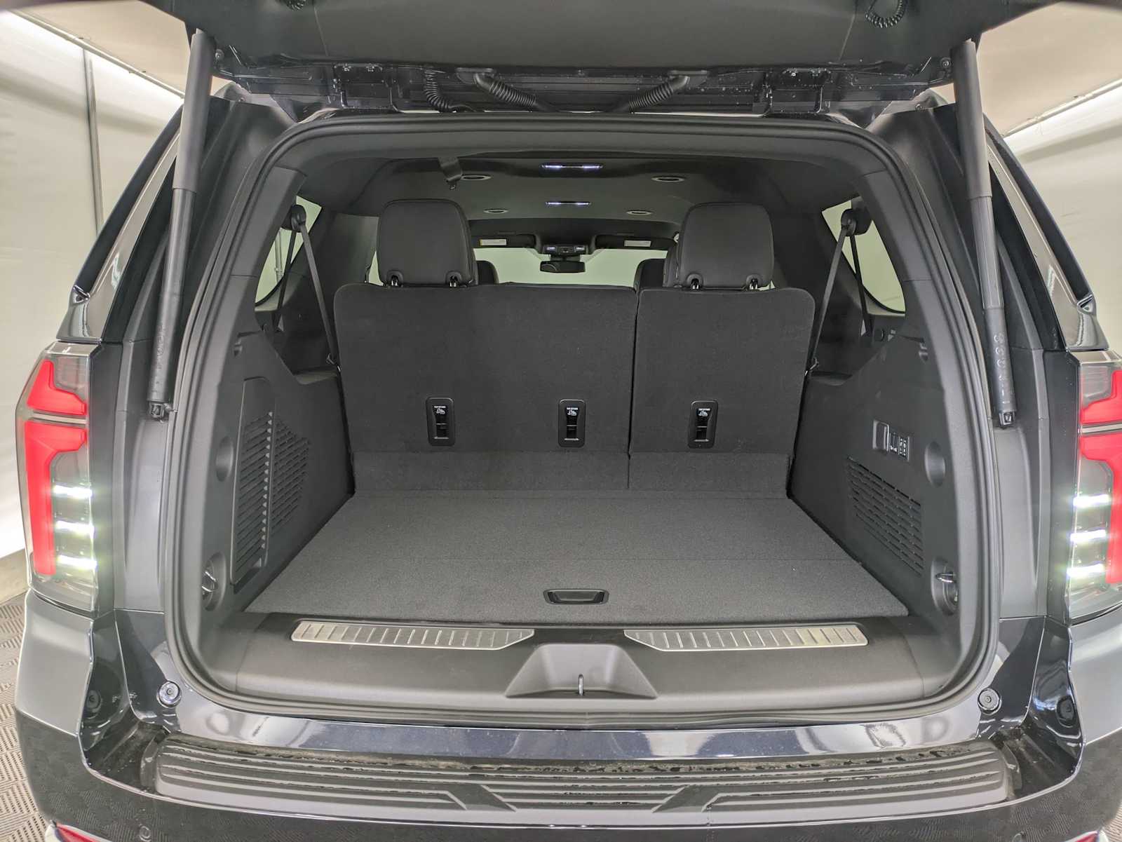 Thumbnail: 2025 Chevrolet Suburban - 34