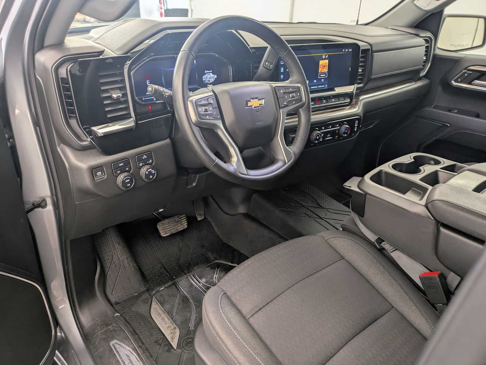 2023 Chevrolet Silverado 1500 LT photo 2