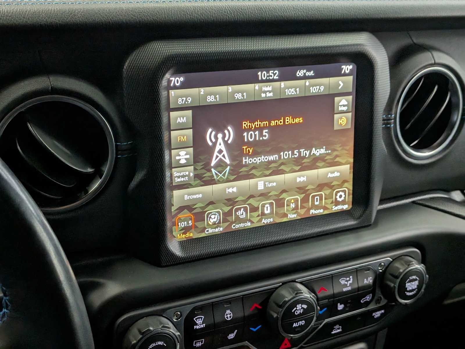 Thumbnail: 2022 Jeep Wrangler - 31