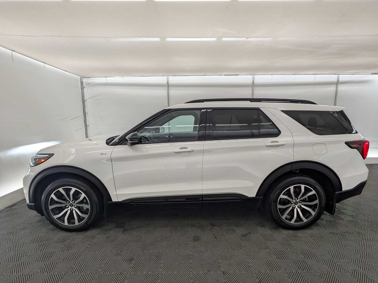 2025 Ford Explorer ST-Line photo 3