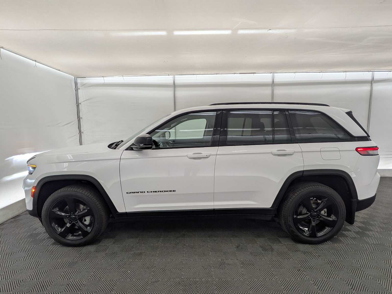 Thumbnail: 2023 Jeep Grand Cherokee - 3