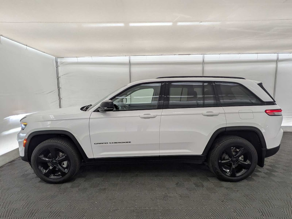 Used 2023 Jeep Grand Cherokee Limited SUV