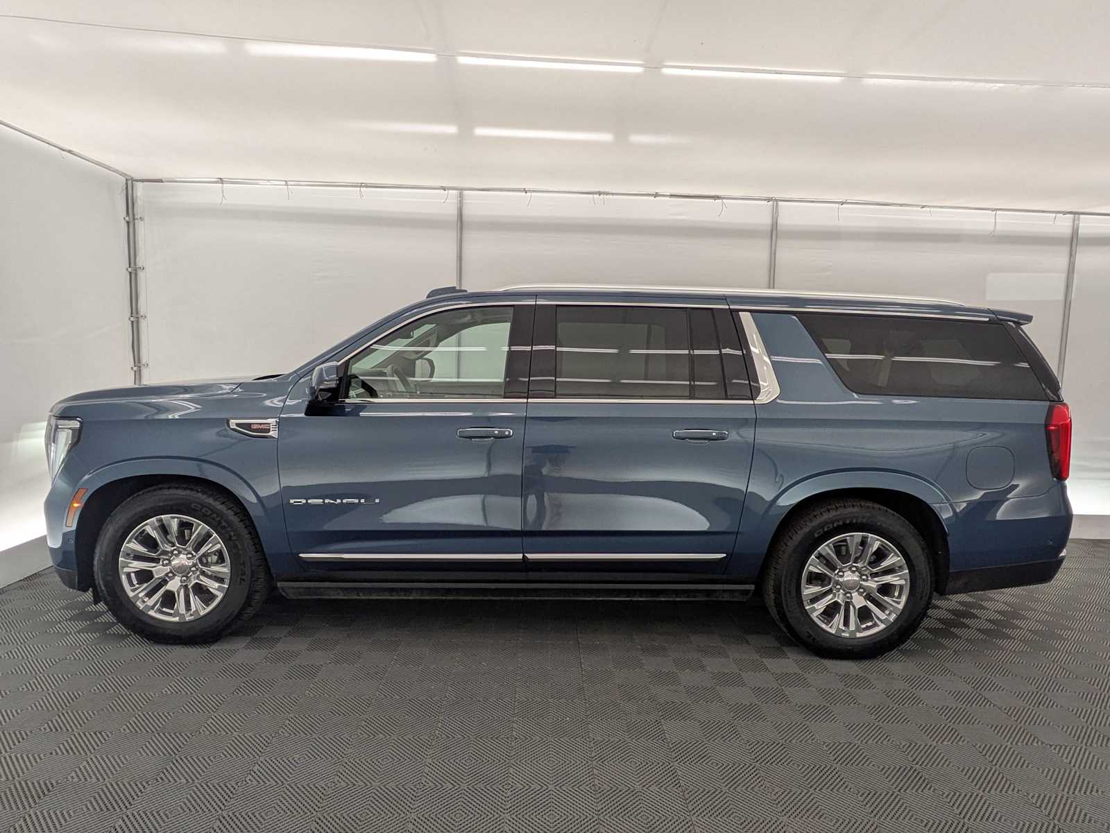 Thumbnail: 2025 GMC Yukon XL - 3