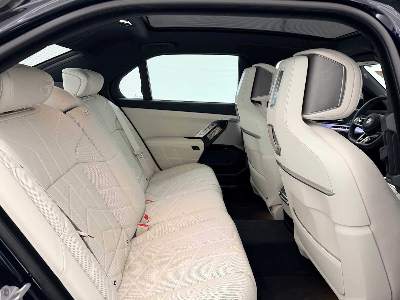 Thumbnail: 2024 BMW i7 - 21