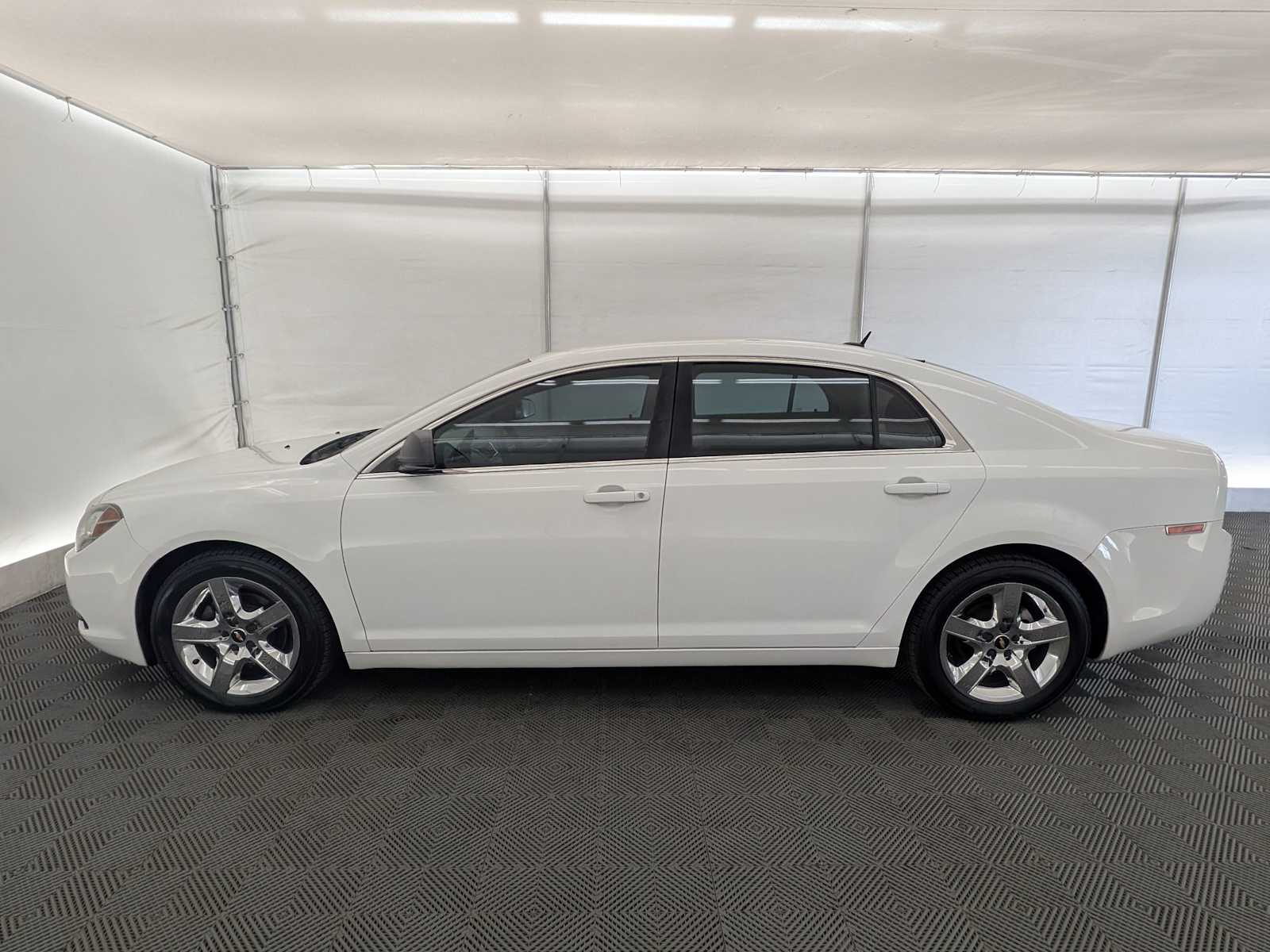 Thumbnail: 2011 Chevrolet Malibu - 3