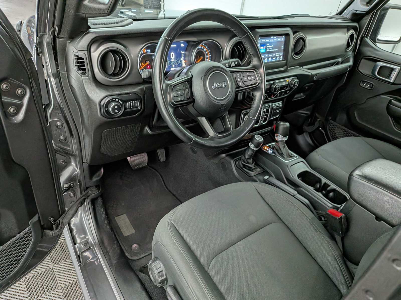 2021 Jeep Gladiator Willys photo 2