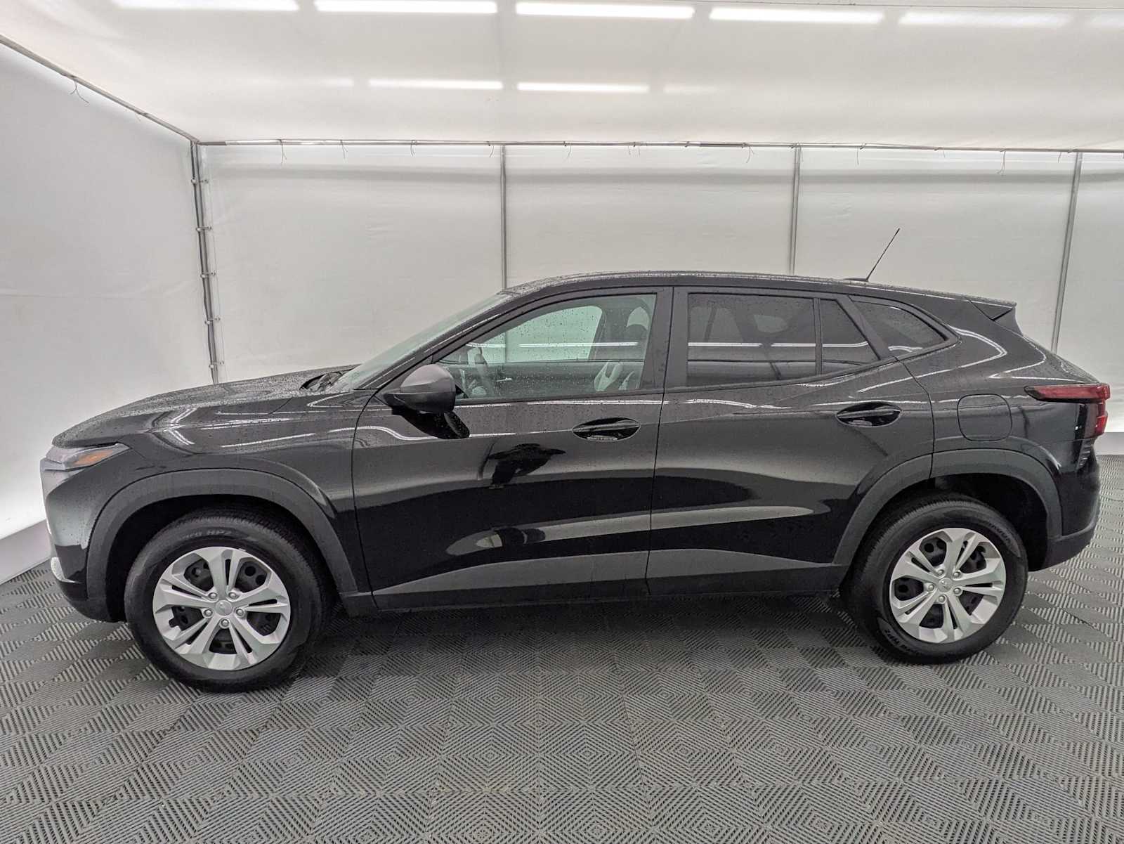 Thumbnail: 2025 Chevrolet Trax - 3