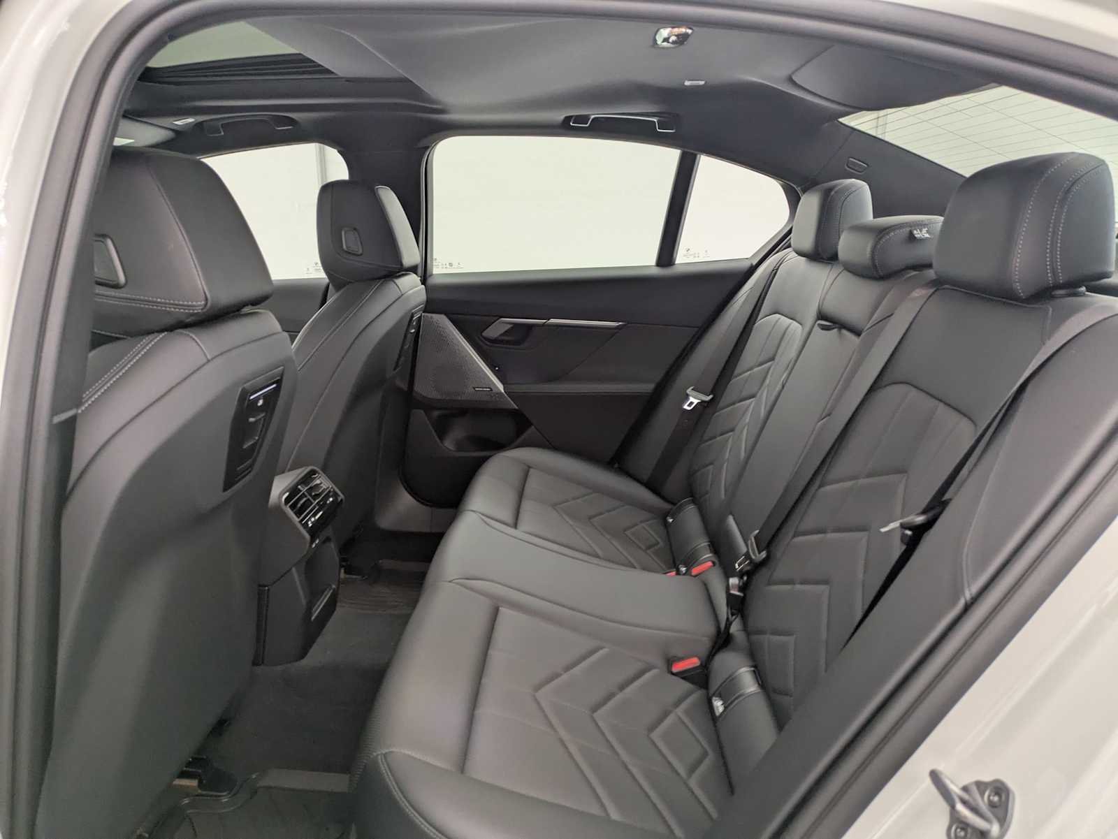 Thumbnail: 2025 BMW 5 Series - 21