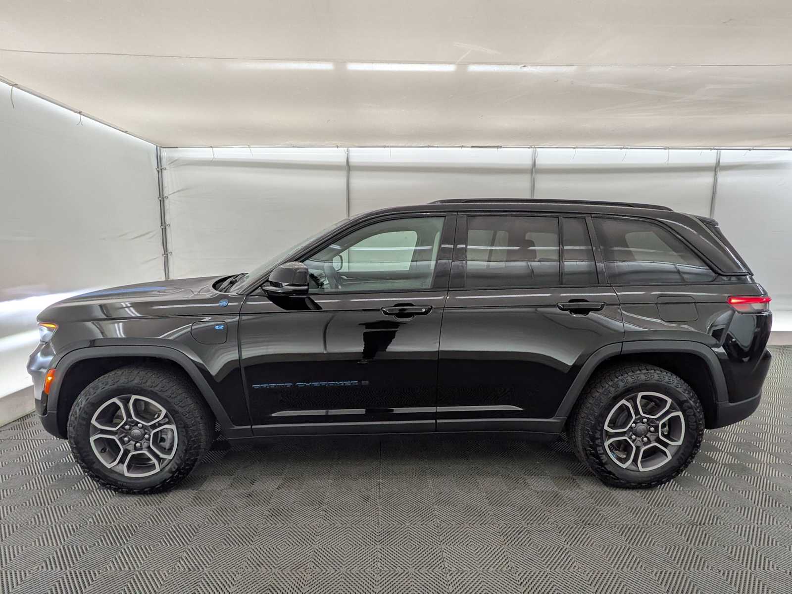 2023 Jeep Cherokee Trailhawk 4xe photo 2