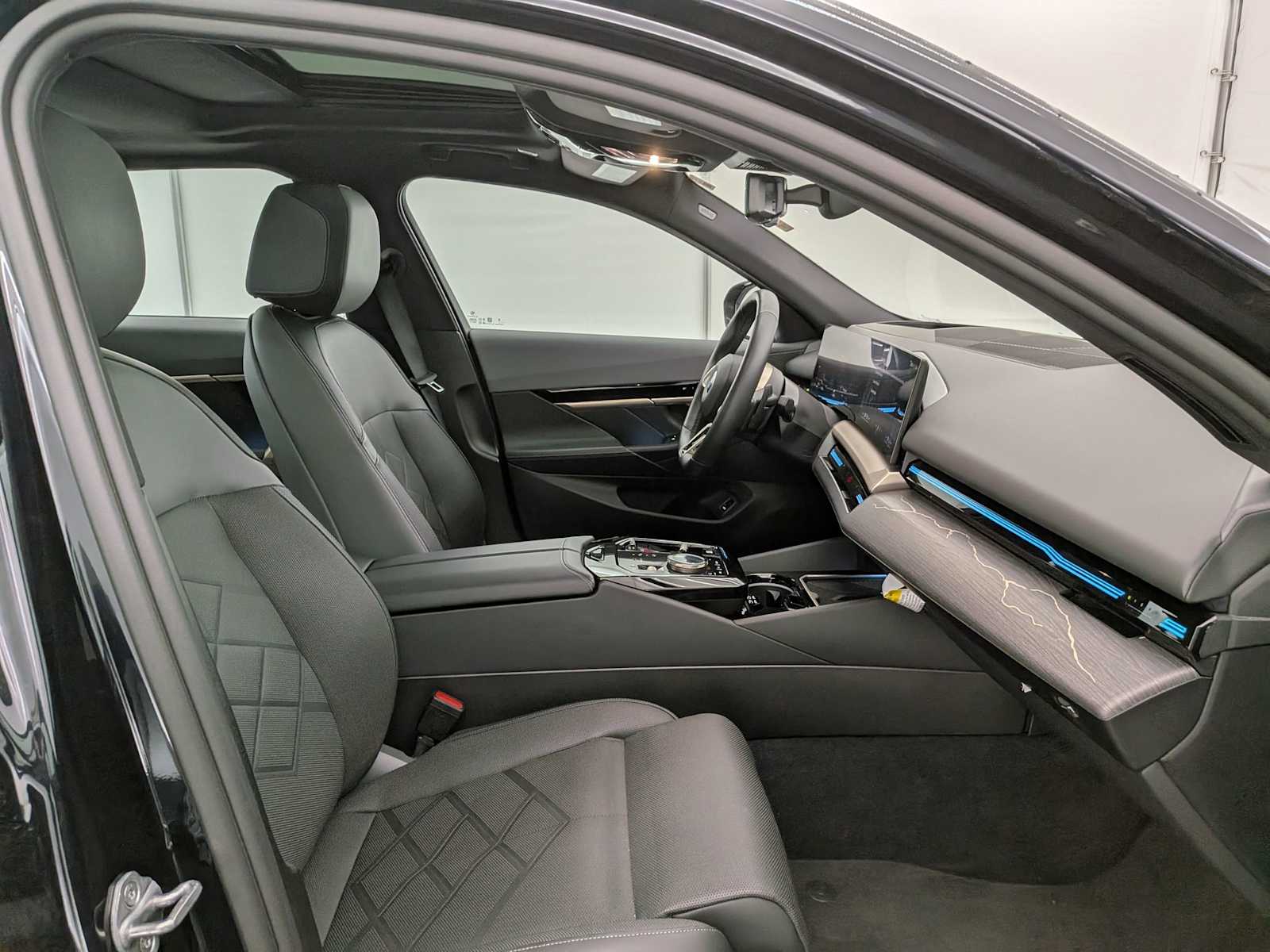 Thumbnail: 2024 BMW 5 Series - 23