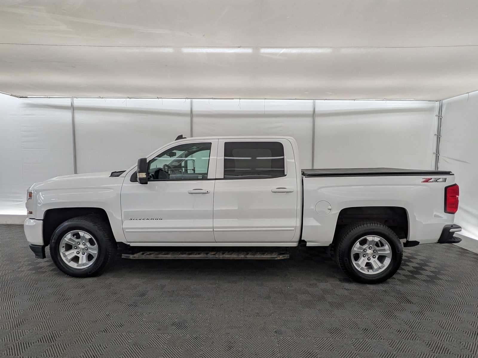 2018 Chevrolet Silverado 1500 LT photo 2