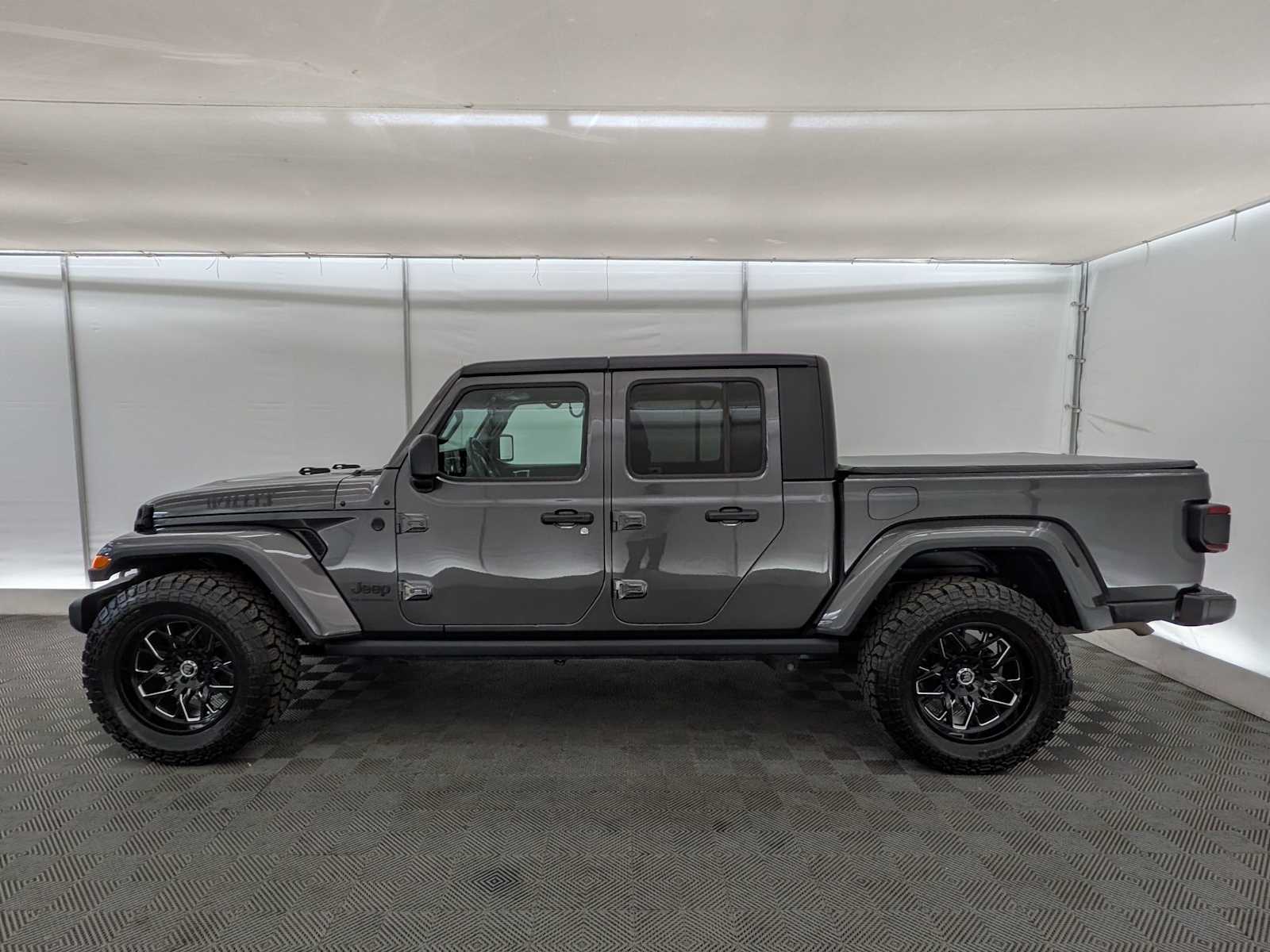 2021 Jeep Gladiator Willys photo 3