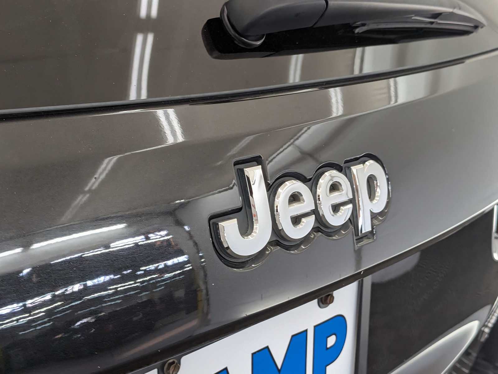 Thumbnail: 2016 Jeep Grand Cherokee - 12
